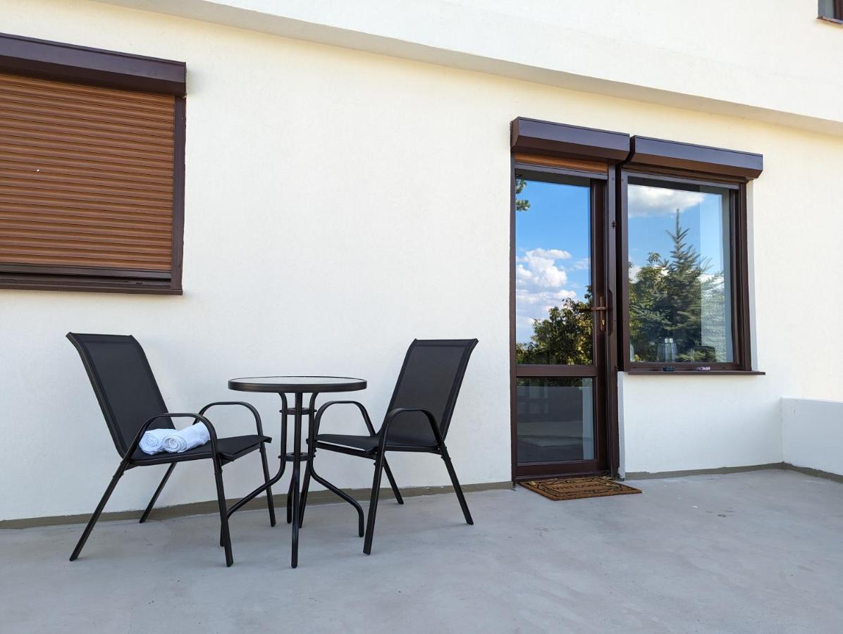 Horizon View Villa - Lakefront Terrace Suite Bucureşti Eksteriør bilde
